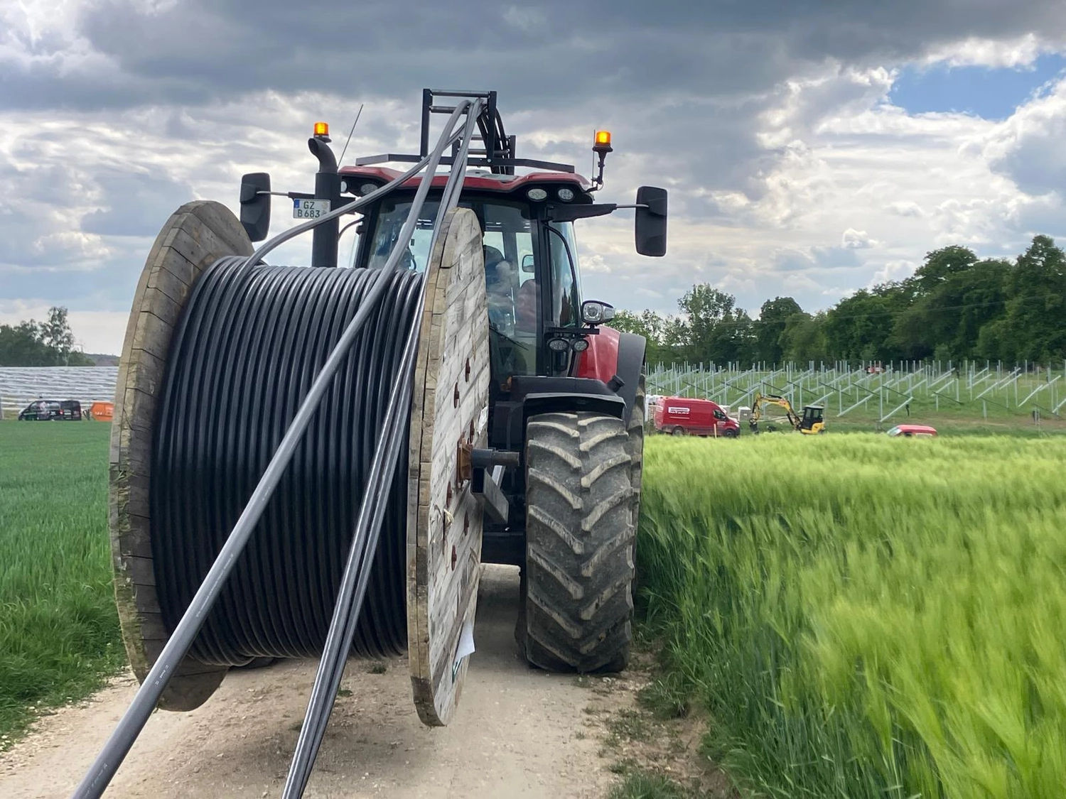 Bioenergie Fischerhöfe - Kabeltiefbau - Kabelverlegung mit Traktor