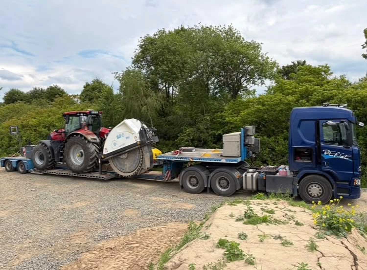 Bioenergie Fischerhöfe - Trassenbau - Bodenfräse im Einsatz auf Schotterweg