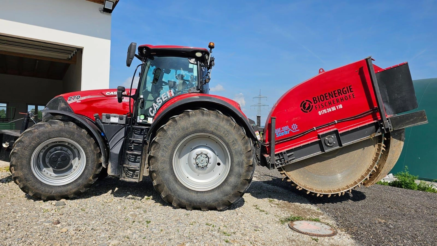 Bioenergie Fischerhöfe - Wärmenetzausbau einer Biogasanlage - Traktor mit Grabenfräse für Wärmenetz