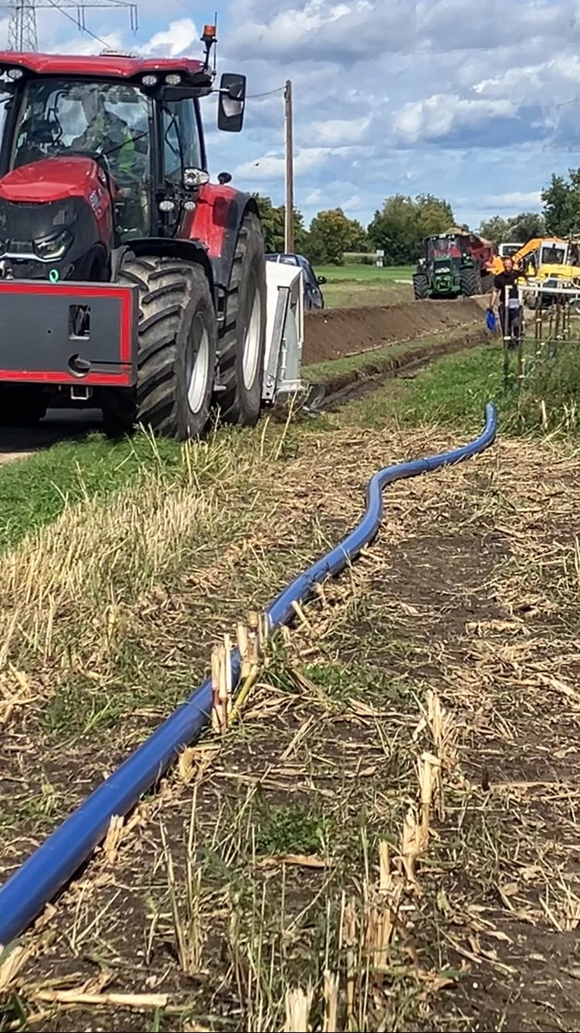 Bioenergie Fischerhöfe - Trinkwasserversorgung - Grabenfräse verlegt Trinkwasserleitung