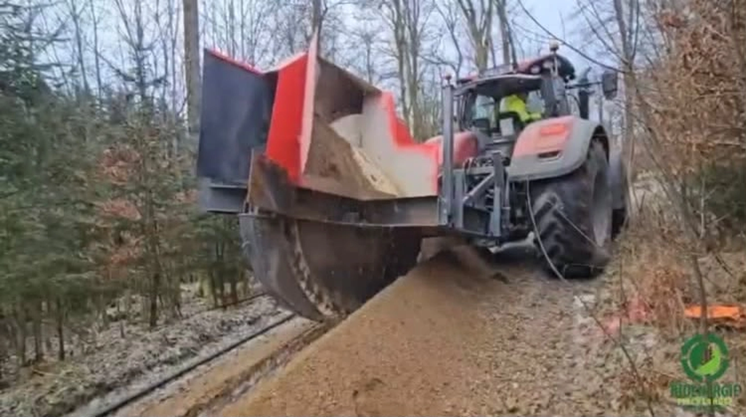 Bioenergie Fischerhöfe - Kabeltrassenbau - Kabelpfluggerät im Feld zur Kabelinstallation