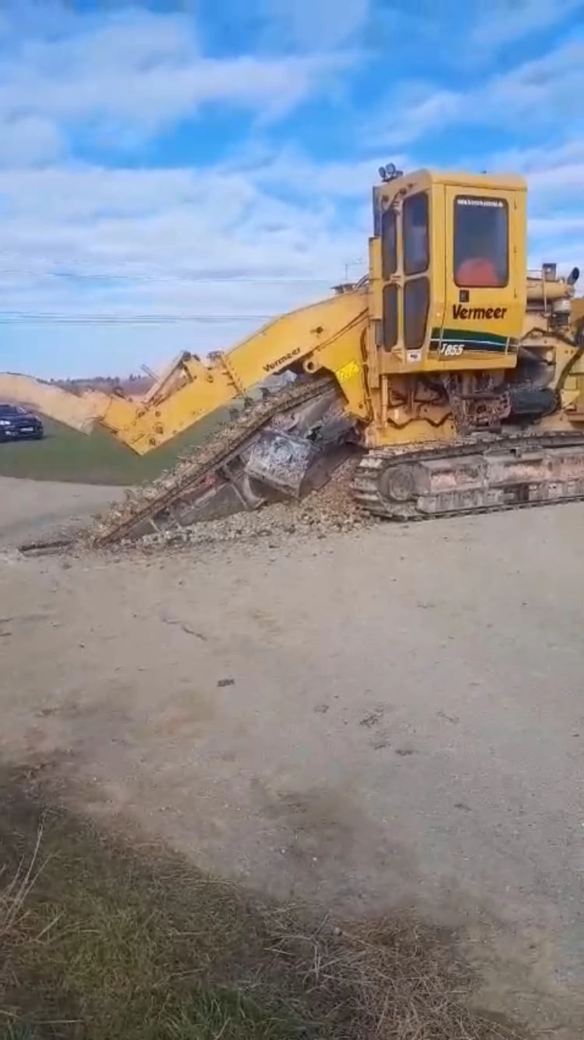 Bioenergie Fischerhöfe - Erschließung in Bodenklasse - Ein roter Traktor ist auf einer Baustelle im Einsatz.