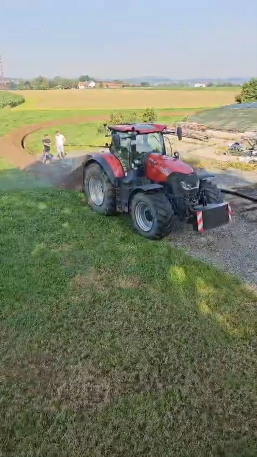 Bioenergie Fischerhöfe - Wärmenetzausbau einer Biogasanlage- Traktor mit Grabenfräse für Wärmenetz